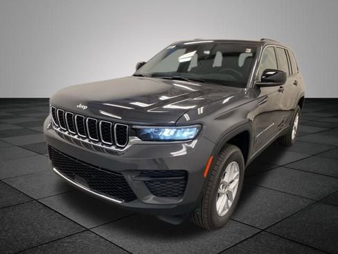 Used 2025 Jeep Grand Cherokee Laredo X w/ Luxury Tech Group I image 3