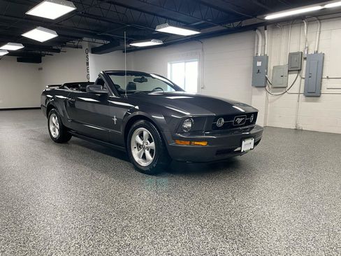 Used 2007 Ford Mustang Convertible RWD image 10