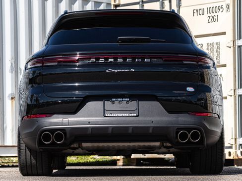 Used 2024 Porsche Cayenne S AWD/4WD image 5