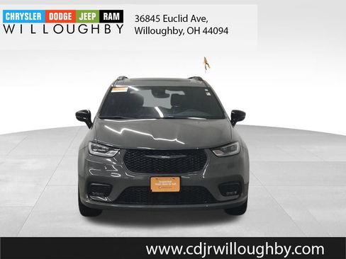 Used 2025 Chrysler Pacifica Limited image 2