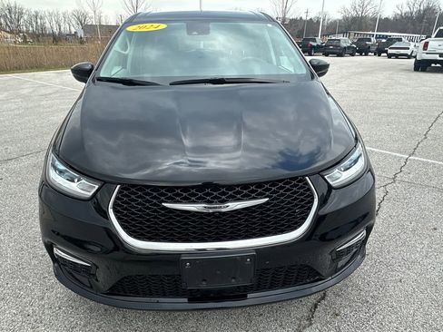 Used 2024 Chrysler Pacifica Touring-L image 41