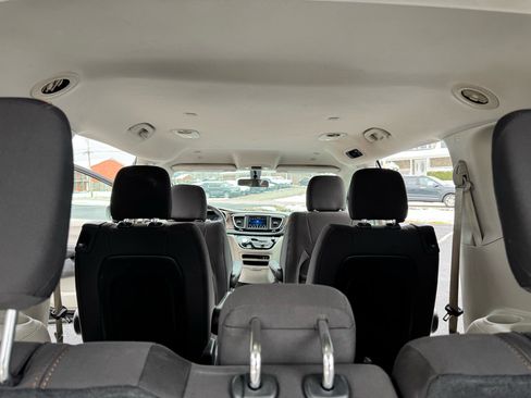 Used 2018 Chrysler Pacifica LX image 26