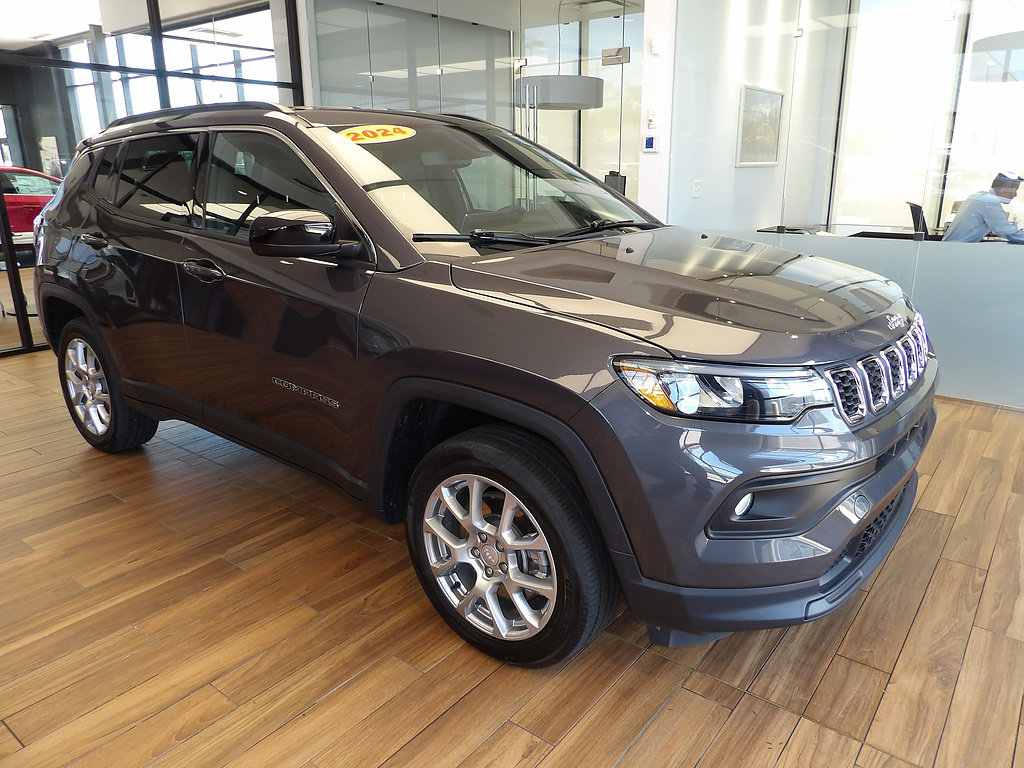Used 2024 Jeep Compass Latitude AWD/4WD image 3