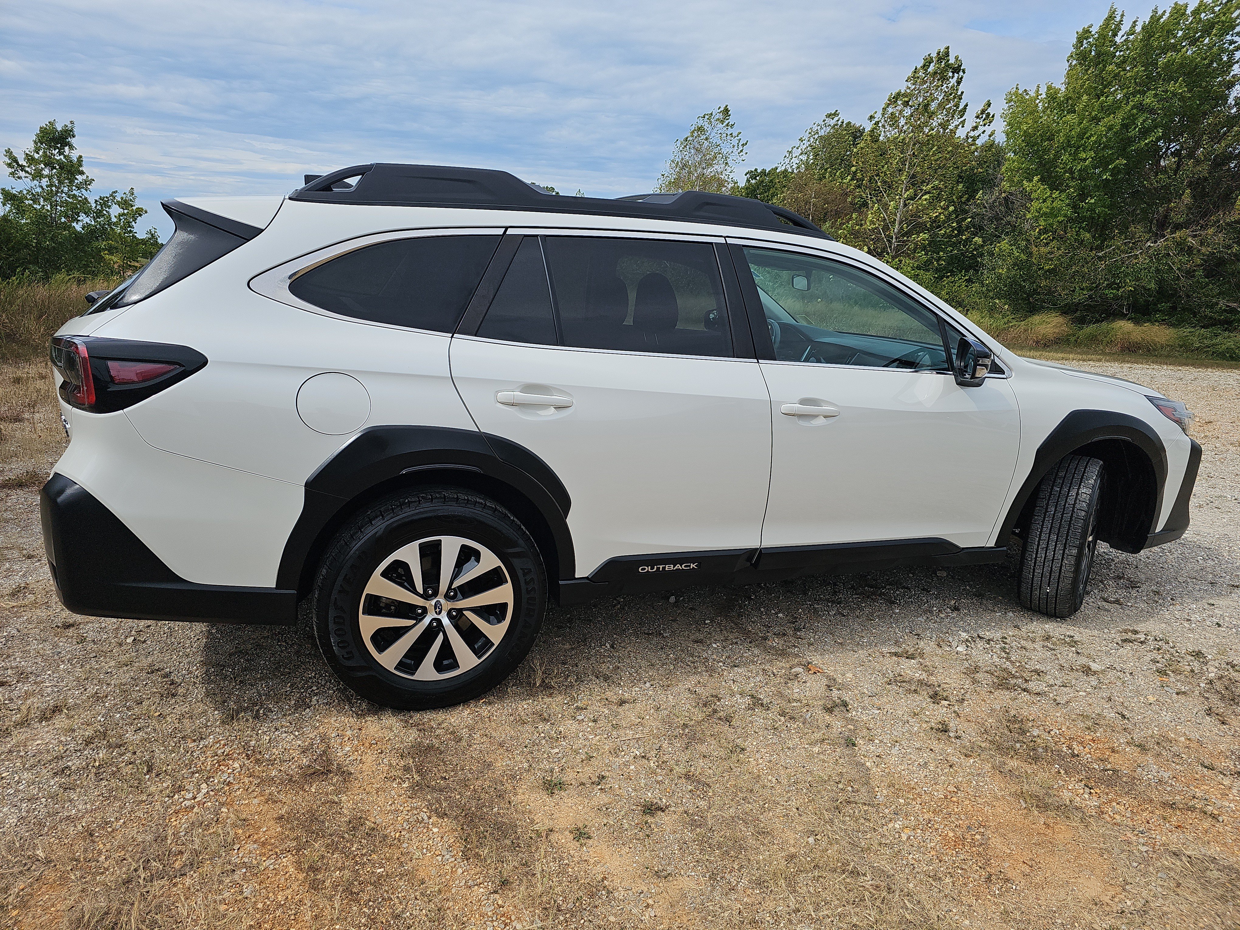 Used 2023 Subaru Outback Premium AWD/4WD image 3