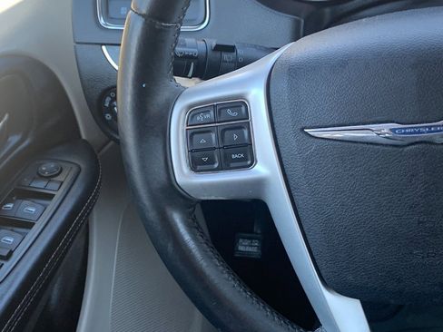 Used 2014 Chrysler Town & Country Touring image 16