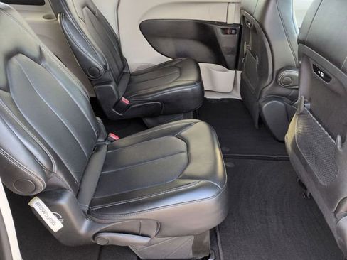 Used 2024 Chrysler Pacifica Touring-L FWD image 29