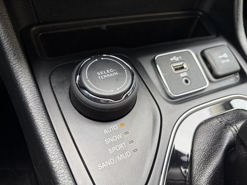 Used 2019 Jeep Cherokee Limited AWD/4WD image 35