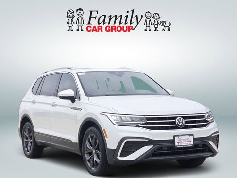 Used 2023 Volkswagen Tiguan SE FWD image 2