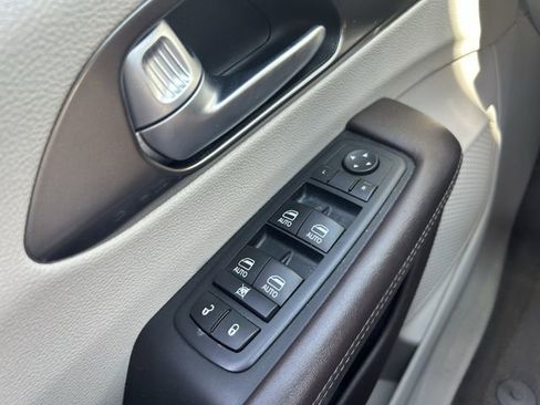 Used 2017 Chrysler Pacifica Touring-L Plus FWD image 22