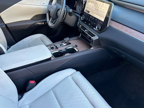 Certified 2024 Lexus RX 350 w/ Luxury Package image 31