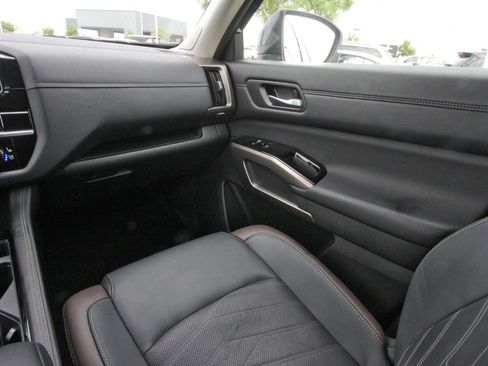 Certified 2025 Nissan Pathfinder Platinum AWD/4WD image 14