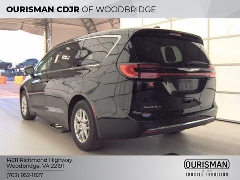 Used 2024 Chrysler Pacifica Touring-L FWD image 3
