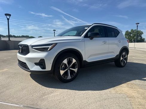 Certified 2026 Volvo XC40 B5 Plus AWD/4WD image 4