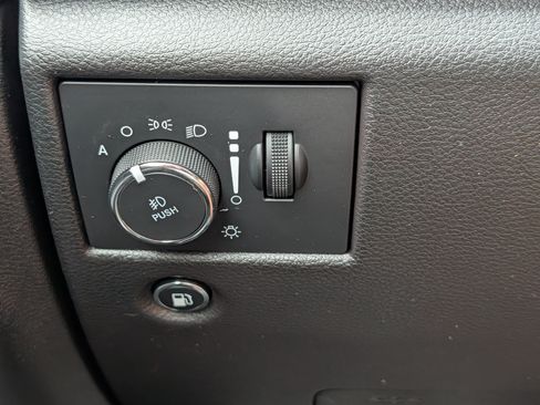 Used 2019 Jeep Grand Cherokee Overland AWD/4WD image 26