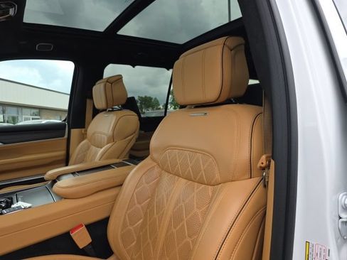 Used 2025 Jeep Grand Wagoneer L Series III w/ Rear Seat Video Group 1 AWD/4WD image 14