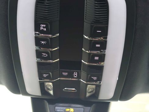 Used 2025 Porsche Macan AWD/4WD image 30