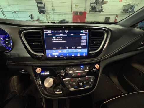Used 2025 Chrysler Pacifica Limited FWD image 4