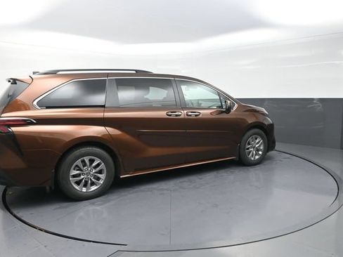 Certified 2022 Toyota Sienna XLE w/ XLE Plus Package AWD/4WD image 20