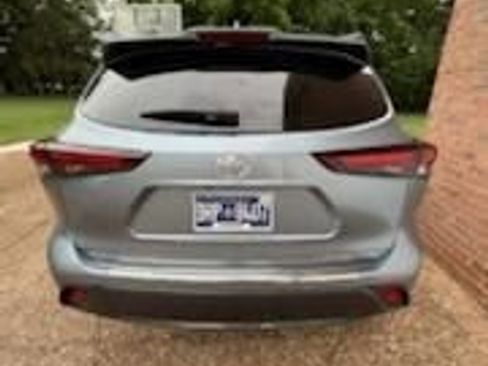 Used 2024 Toyota Highlander Limited AWD/4WD image 3