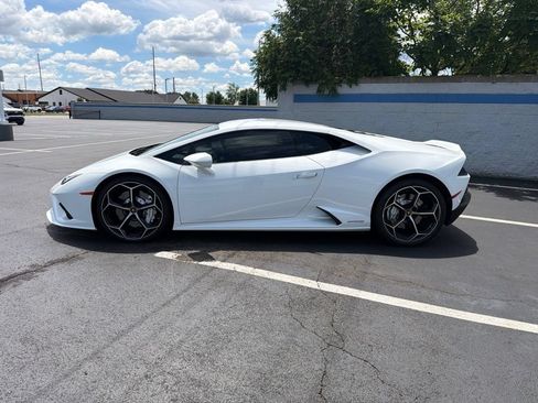 Used 2020 Lamborghini Huracan EVO RWD image 2