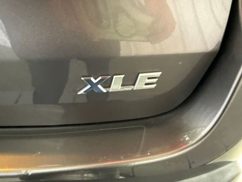 Used 2019 Toyota Highlander XLE FWD image 15