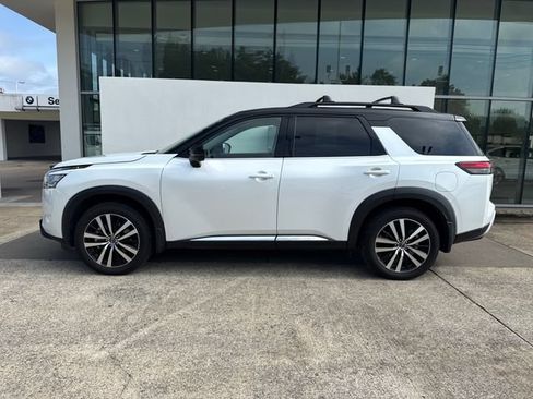 Used 2025 Nissan Pathfinder Platinum AWD/4WD image 2