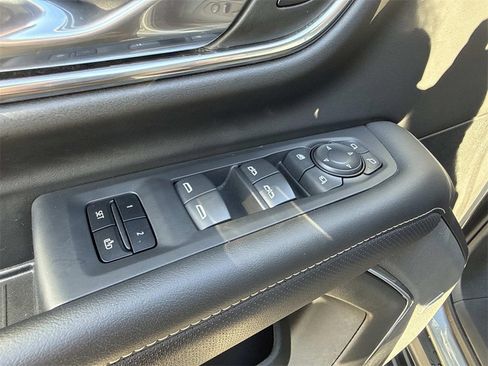 Used 2023 GMC Yukon SLT w/ SLT Luxury Package image 12