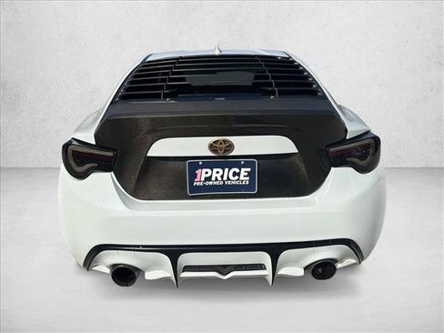 Used 2017 Toyota 86 RWD image 4