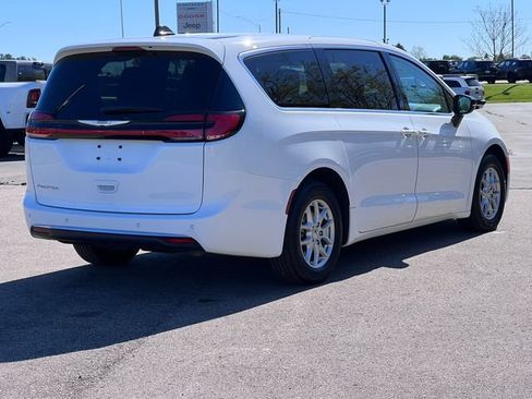 Used 2024 Chrysler Pacifica Touring-L FWD image 42
