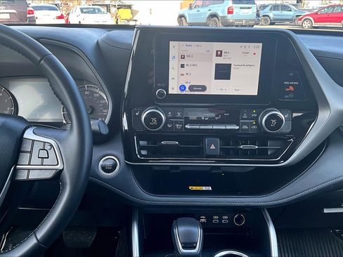 Used 2025 Toyota Highlander XLE image 6