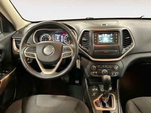 Used 2017 Jeep Cherokee Latitude AWD/4WD image 10