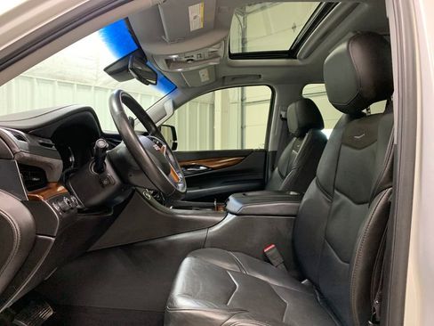 Used 2016 Cadillac Escalade Luxury image 4