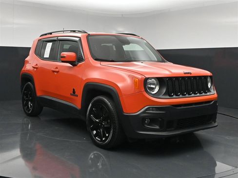Used 2018 Jeep Renegade Altitude w/ Cold Weather Group FWD image 3