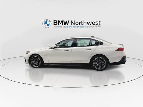 New 2026 BMW 550e xDrive w/ Premium Package image 11