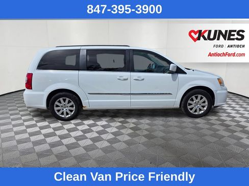 Used 2014 Chrysler Town & Country Touring FWD image 8