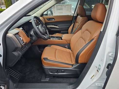 New 2025 Nissan Pathfinder Platinum image 17