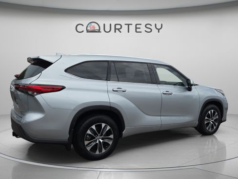 Used 2020 Toyota Highlander XLE AWD/4WD image 5