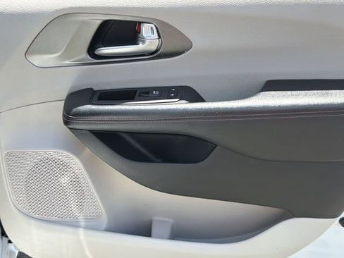 Used 2020 Chrysler Pacifica Touring w/ Advanced Safetytec Group FWD image 35