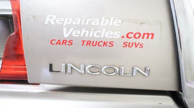 Used 2003 Lincoln Town Car Executive RWD image 20