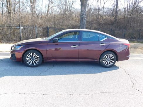 Used 2025 Nissan Altima 2.5 SV image 2