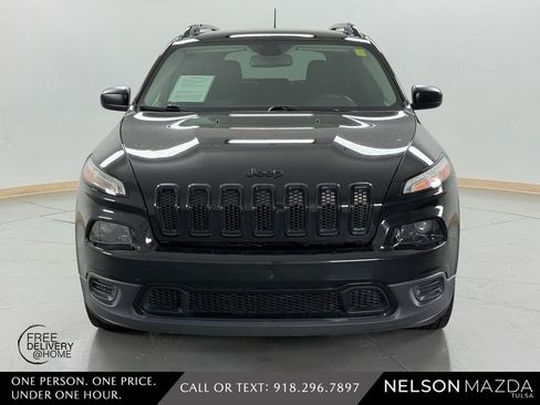 Used 2017 Jeep Cherokee Sport FWD image 2