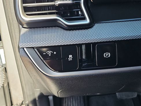 Used 2025 Kia Sportage LX image 24
