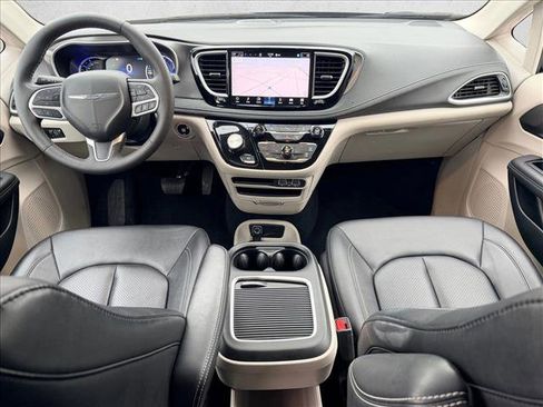 Used 2024 Chrysler Pacifica Select image 24
