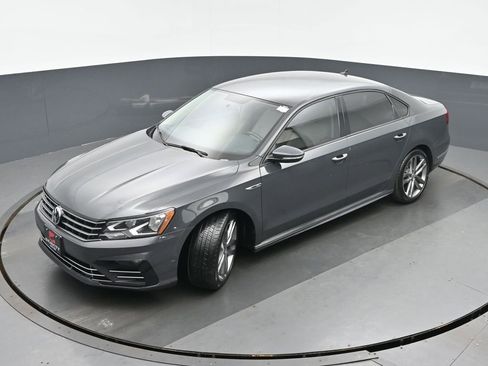 Used 2018 Volkswagen Passat 2.0T R-Line image 32