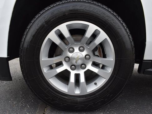 Used 2018 Chevrolet Suburban LT image 17