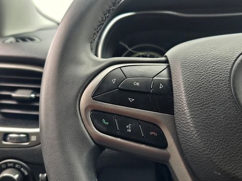 Used 2020 Jeep Cherokee Latitude Plus image 27