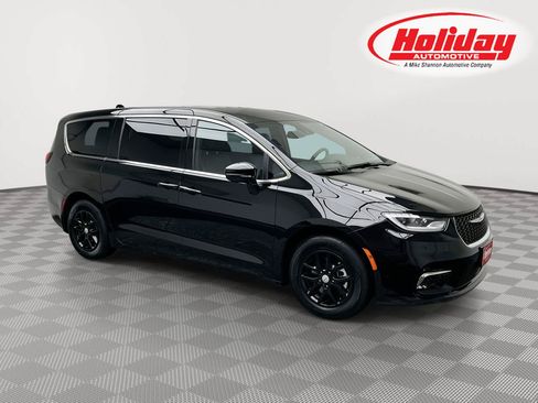 Used 2025 Chrysler Pacifica Select FWD image 1