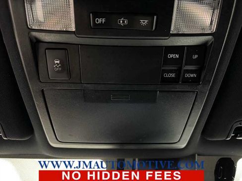 Used 2018 Toyota Tacoma TRD Sport AWD/4WD image 38