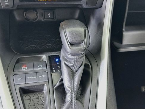 Used 2020 Toyota RAV4 LE FWD image 23