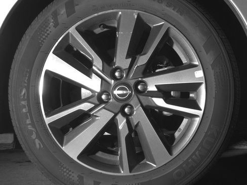 Used 2025 Nissan Versa SV FWD image 10